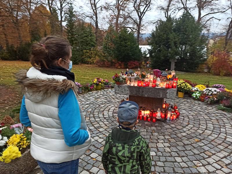 Žádné velké návaly se nekonaly o víkendu na hlavním karlovarském hřbitově v Drahovicích. Důvodem je pandemie. Zatímco v minulosti proudily na hřbitov davy lidí a nebylo zde téměř kde zaparkovat, letos byl poslední předdušičkový víkend velmi poklidný.