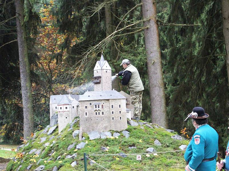 Model hradu Loket z dílny slavkovských odsouzených