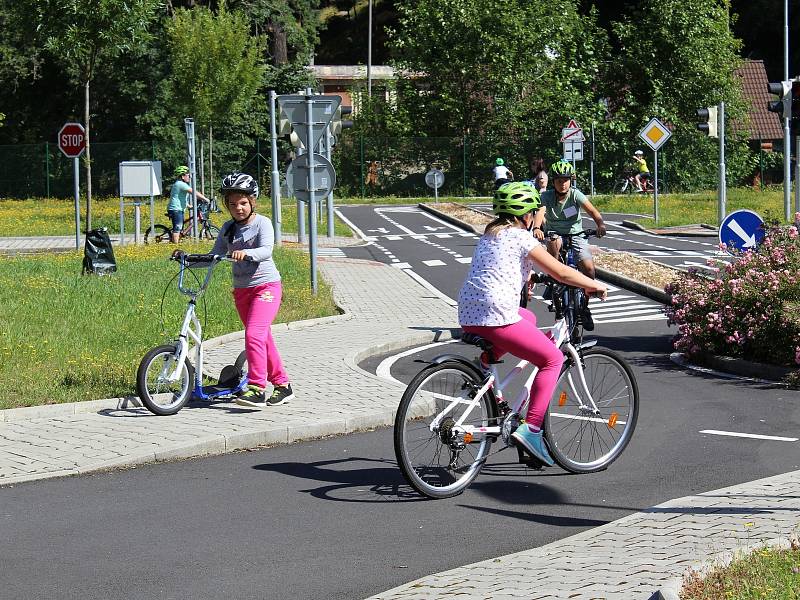 Děti nejen z Chebska si užily další příměstský tábor v Domě dětí a mládeže Sova v Chebu. Během týdne si vylezly na horolezeckou stěnu, svezly se na kánoích, povozily se na koních anebo si vyšláply do terénu.