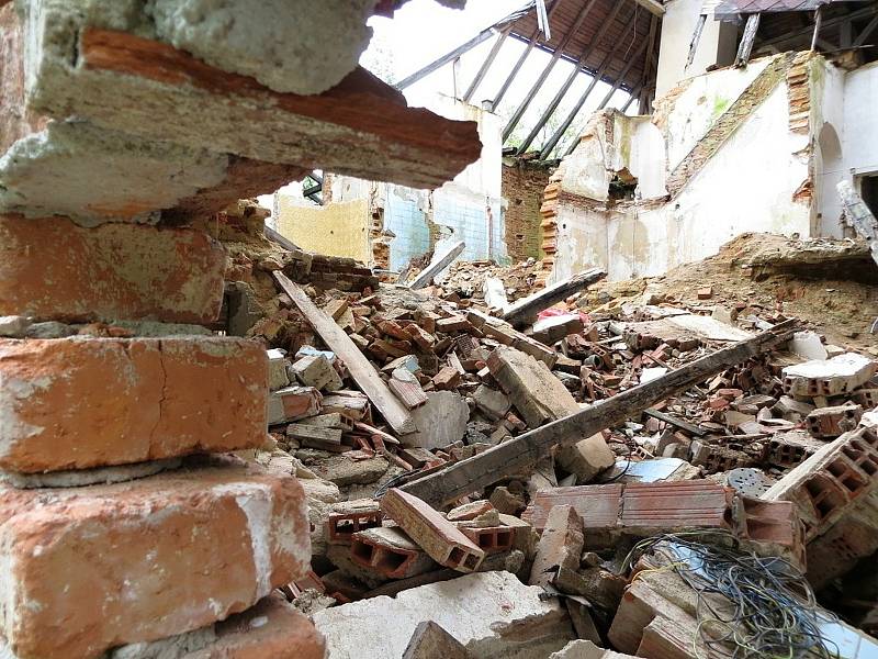Výletní restaurace Myslivna u Chebu, kam chodili celé rodiny na oběd a za zábavou, byla zdemolována v roce 2013. Dnes ruiny, které na místě zůstaly zarůstají nálety a plevely.