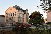 Městská knihovna v Chebu je dnes nejstarší veřejnou knihovnou na území České republiky.