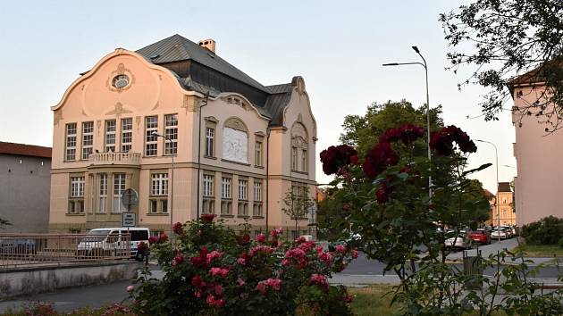Městská knihovna v Chebu je dnes nejstarší veřejnou knihovnou na území České republiky.