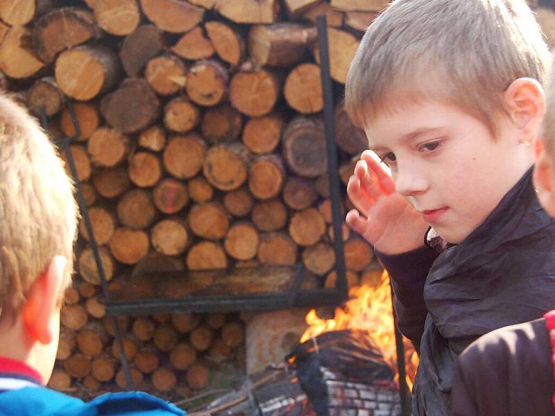 Pálení čarodějnic si pro sebe a své rodiče naplánovali také žáci první a druhé třídy Základní školy v Dolním Žandově. 