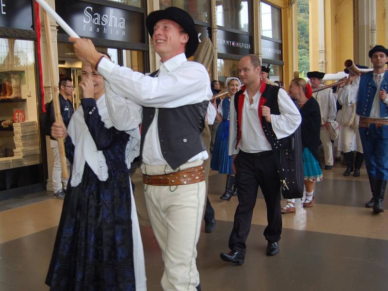 MARIÁNKY PATŘILY FOLKLORU. Mezinárodní folklorní festival Mariánský podzim se tradičně uskutečnil v Mariánských Lázních. Kromě vystoupení na kolonádě nebo v anglikánském kostele měli místní i hosté možnost spatřit krásu lidových krojů při průvodu městem. 