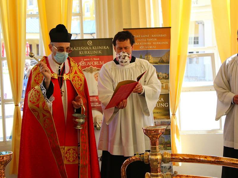 Během žehnání pramenům museli lidé dodržovat epidemiologická nařízení.