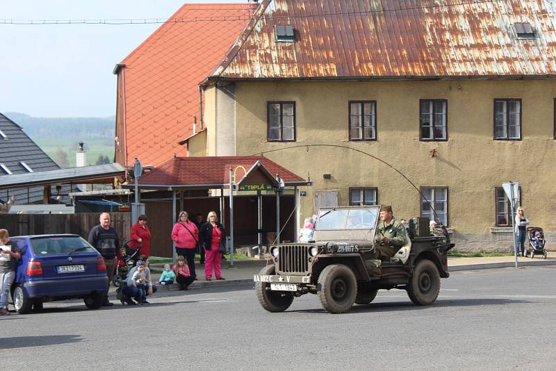 ORIGINÁLNÍ BOJOVÁ TECHNIKA projela v rámci oslav 72. výročí osvobození Karlovarským krajem. Zastávku si military convoy udělal tradičně i v Teplé, kde si všichni mohli vozidla prohlédnout.