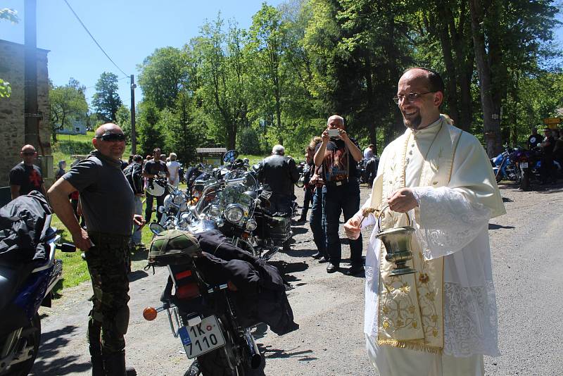 JARNÍ BLOUDĚNÍ S DUCHY. U příležitosti zahájení motorkářské sezony ve Vysoké silným strojům požehnal farář.