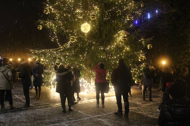 Rozsvícení vánočního stromu na kolonádě v Mariánských Lázních.