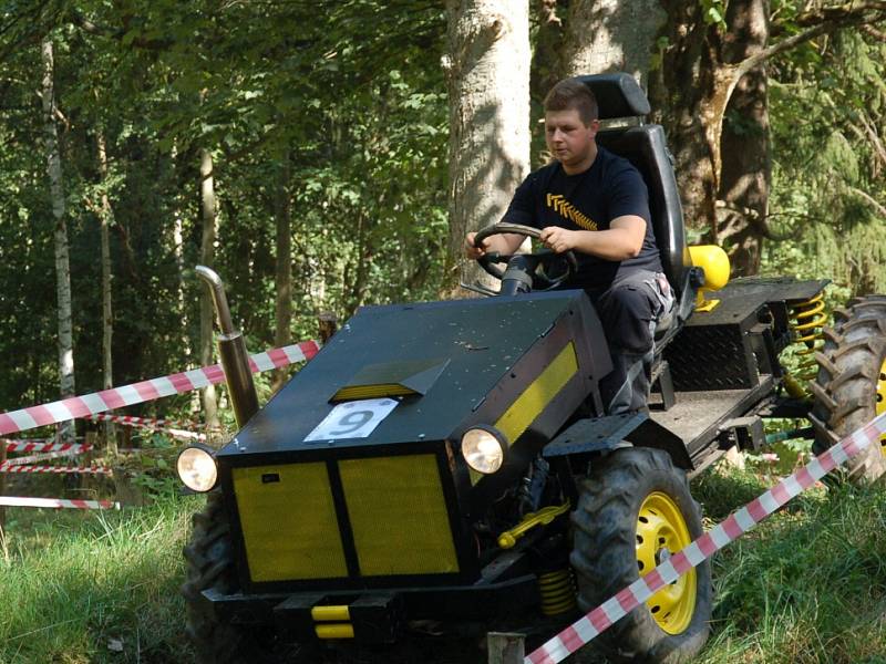 Na krkolomné dráze ve Staré Vodě si vylámal zuby nejeden traktorista.