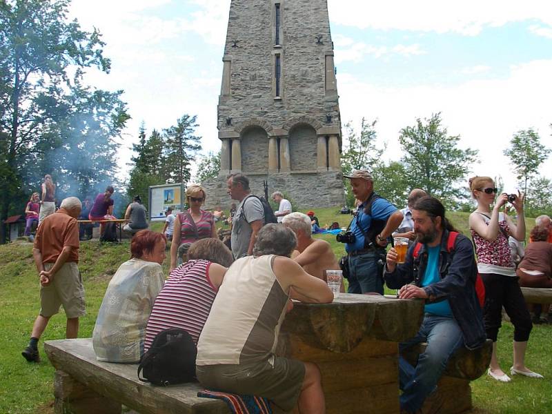 Pečené vuřty provoněly okolí Bismarckovy rozhledny na Zelené hoře v Chebu. Konal se tu již osmý ročník turistického dne.