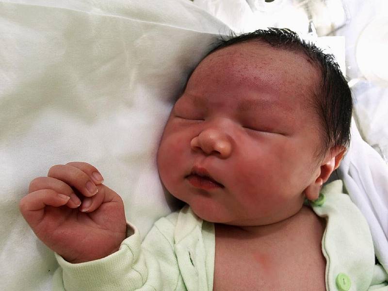 DAO NGUYEN HUY VU, chlapeček, se narodil v neděli 30. srpna v 9.10 hodin. Při narození vážil krásných 3950 gramů a měřil 54 centimetrů. Doma v Chebu se těší tatínek Huy na příjezd maminky Yen a malého synka.