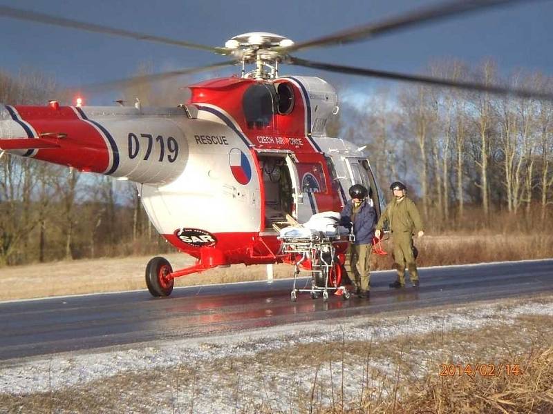 Řidička havarovala ve Staré Vodě na Chebsku. Auto zůstalo na střeše. 