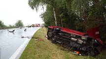 Celkem pět zraněných osob si vyžádala sobotní nehoda osobního automobilu a mikrobusu u Dolního Žandova. 