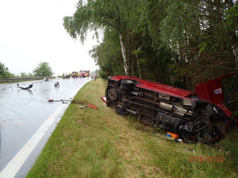 Celkem pět zraněných osob si vyžádala sobotní nehoda osobního automobilu a mikrobusu u Dolního Žandova. 