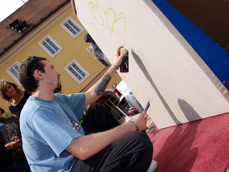 Galerie výtvarného umění v Chebu uspořádala velkou graffity akci.