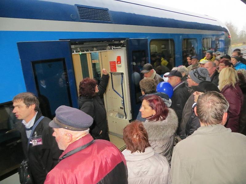 PRVNÍ JÍZDY osobních vlaků z Aše do německého Selbu a Hofu si nenechaly ujít stovky lidí. Na každý spoj čekalo několik desítek cestujících. 