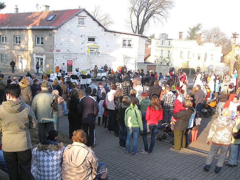 Davy lidí dorazily na plesenský masopustní průvod.