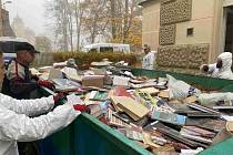 Při požáru Městské knihovny Cheb musí být zlikvidováno 76 tisíc knih.
