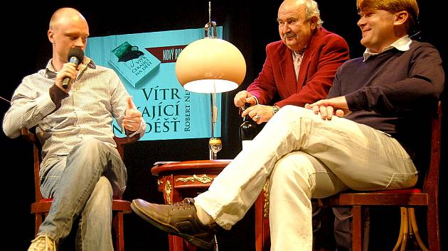JAN BUDAŘ (vlevo) a spisovatel Robert Neubert (vpravo) si nechali nalít sklenici oblíbeného portského vína. 