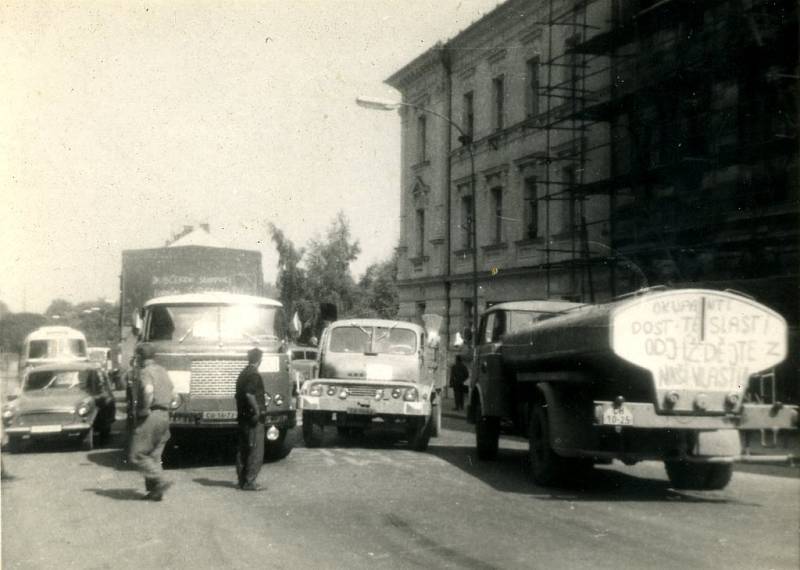 Srpen 1968 v Chebu. Křižovatka třídy Svobody a Májové ulice