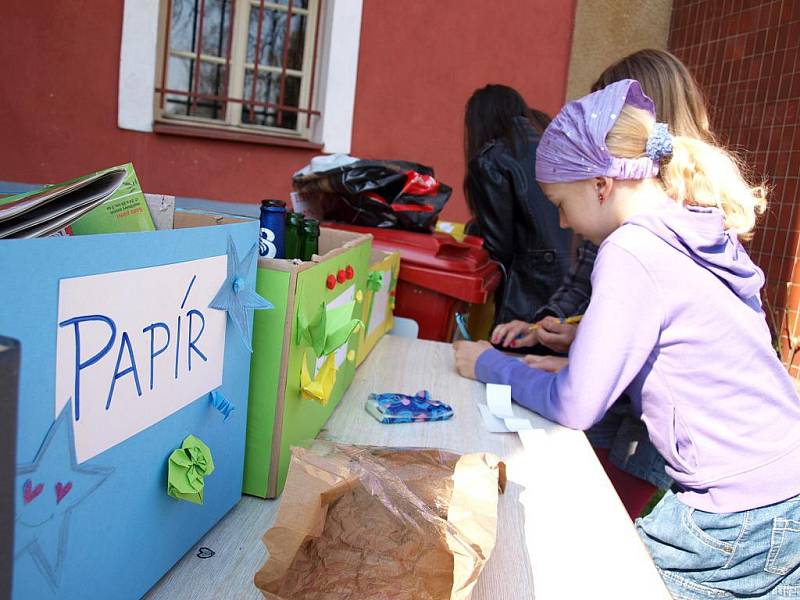 Už potřetí si žáci a studenti Svobodné chebské školy (SCHŠ) aktivně připomněli Den Země. Skupina studentů připravila program, který se nesl v duchu recyklace a zpracování odpadu jako druhotné suroviny.