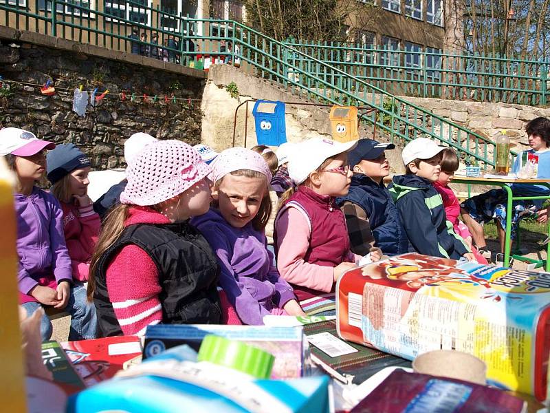 Už potřetí si žáci a studenti Svobodné chebské školy (SCHŠ) aktivně připomněli Den Země. Skupina studentů připravila program, který se nesl v duchu recyklace a zpracování odpadu jako druhotné suroviny.