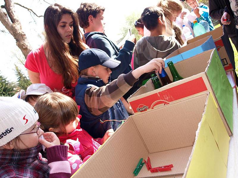 Už potřetí si žáci a studenti Svobodné chebské školy (SCHŠ) aktivně připomněli Den Země. Skupina studentů připravila program, který se nesl v duchu recyklace a zpracování odpadu jako druhotné suroviny.