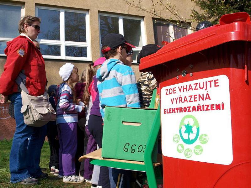 Už potřetí si žáci a studenti Svobodné chebské školy (SCHŠ) aktivně připomněli Den Země. Skupina studentů připravila program, který se nesl v duchu recyklace a zpracování odpadu jako druhotné suroviny.