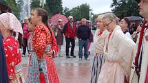 MARIÁNKY PATŘILY FOLKLORU. Mezinárodní folklorní festival Mariánský podzim se tradičně uskutečnil v Mariánských Lázních. Kromě vystoupení na kolonádě nebo v anglikánském kostele měli místní i hosté možnost spatřit krásu lidových krojů při průvodu městem. 