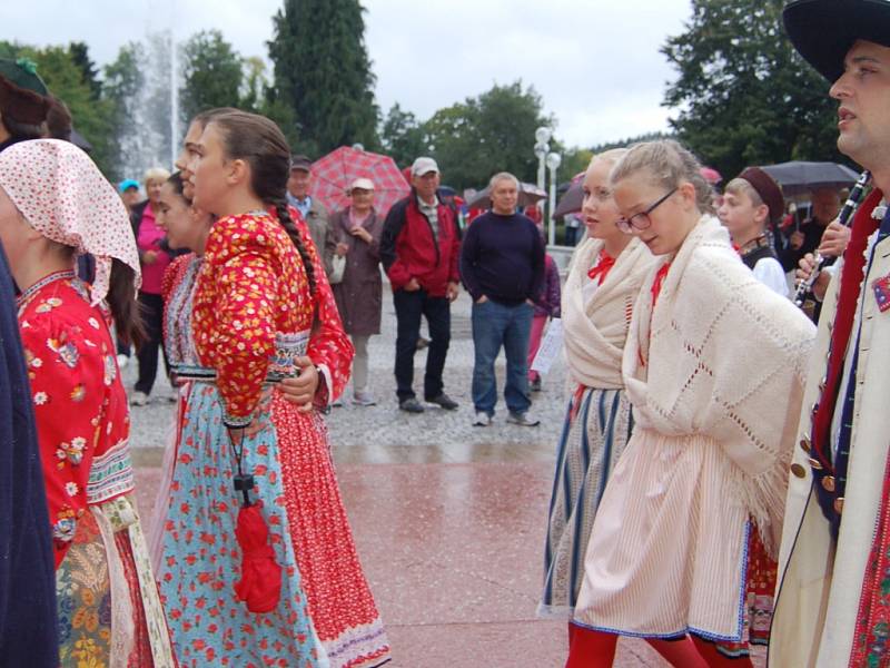 MARIÁNKY PATŘILY FOLKLORU. Mezinárodní folklorní festival Mariánský podzim se tradičně uskutečnil v Mariánských Lázních. Kromě vystoupení na kolonádě nebo v anglikánském kostele měli místní i hosté možnost spatřit krásu lidových krojů při průvodu městem. 