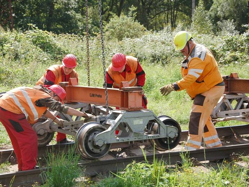 PRÁCE NA POSLEDNÍ ČÁSTI třetího tranzitního koridoru na trati Cheb Cheb státní hranice jsou v plném proudu. Stavebníci právě nyní připravují okolí kolem trati pro novou etapu. 