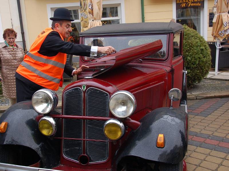 Nablýskané plechové miláčky předvedli majitelé historických automobilů a motocyklů ve Františkových Lázních.