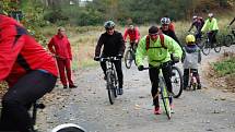 CYKLISTÉ, kteří přišli slavnostně otevřít novou cyklostezku z Doubravy u Aše do Saska, měli možnost ji ihned vyzkoušet. 