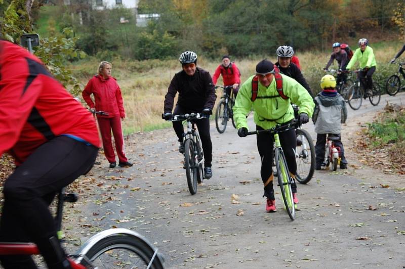 CYKLISTÉ, kteří přišli slavnostně otevřít novou cyklostezku z Doubravy u Aše do Saska, měli možnost ji ihned vyzkoušet. 