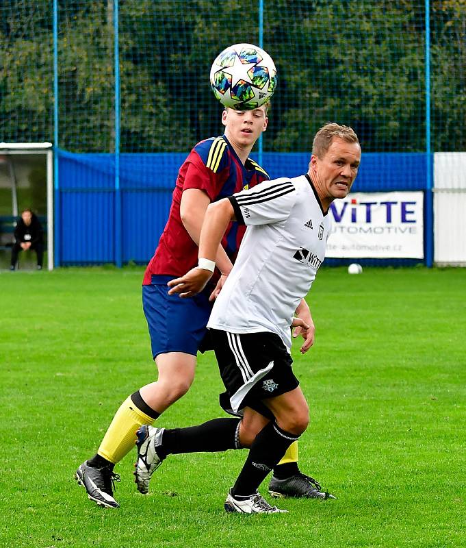 Jedenáct branek obdržel novorolský FK v rámci derby na půdě nejdeckého FK (v bílém), čímž si připsal na účet pátou podzimní porážku.