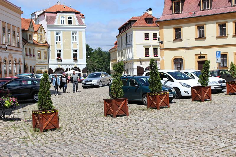 Semestrální práce studentů se zabývaly parkováním v předmostí i revitalizací náměstí, které je stále plné aut.