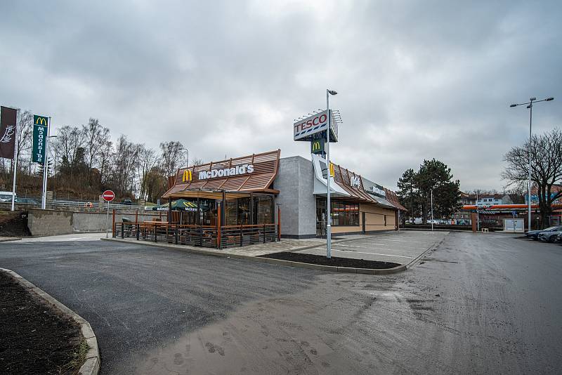 V centru Chebu se v pátek 17. prosince otevřely dveře restaurace McDonald’s. Ta nabízí 90 míst k  sezení uvnitř padesát osm míst na zahrádce, moderní interiér, digitální objednávkové kiosky i objednávky z auta - McDrive.