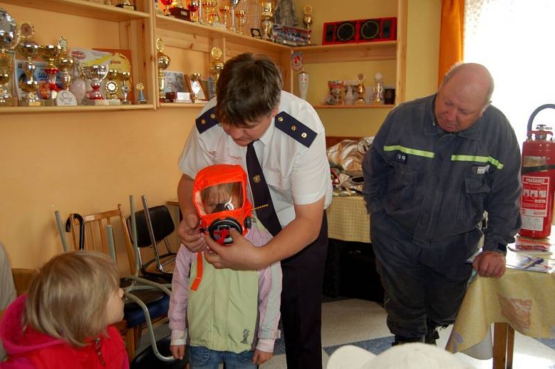 Návštěva dětí z mateřské školky ve Skalné na místní hasičské stanici