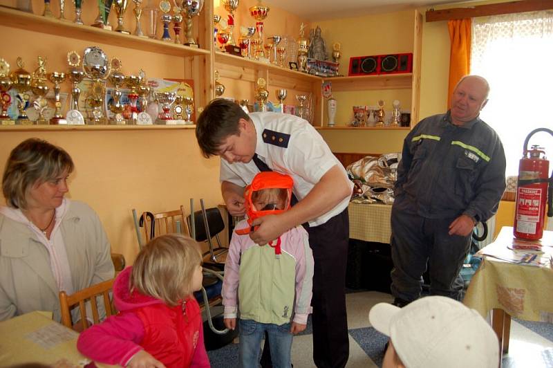 Návštěva dětí z mateřské školky ve Skalné na místní hasičské stanici