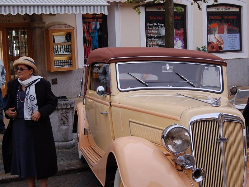 Nablýskaní letití motoroví krasavci přijeli na Prvního máje do Františkových Lázní. Na Národní třídě se za zájmu tisíců hostů odehrával už XVI. ročník Mezinárodní soutěže elegance historických vozidel. 