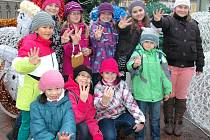 Sváteční atmosféru si přišli na chebské trhy užít také žáci z 5. základní školy v Chebu. 