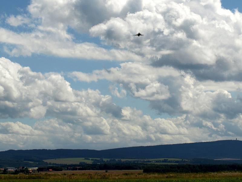 Stíhací letoun Gripen Armády České republiky nad chebským letištěm