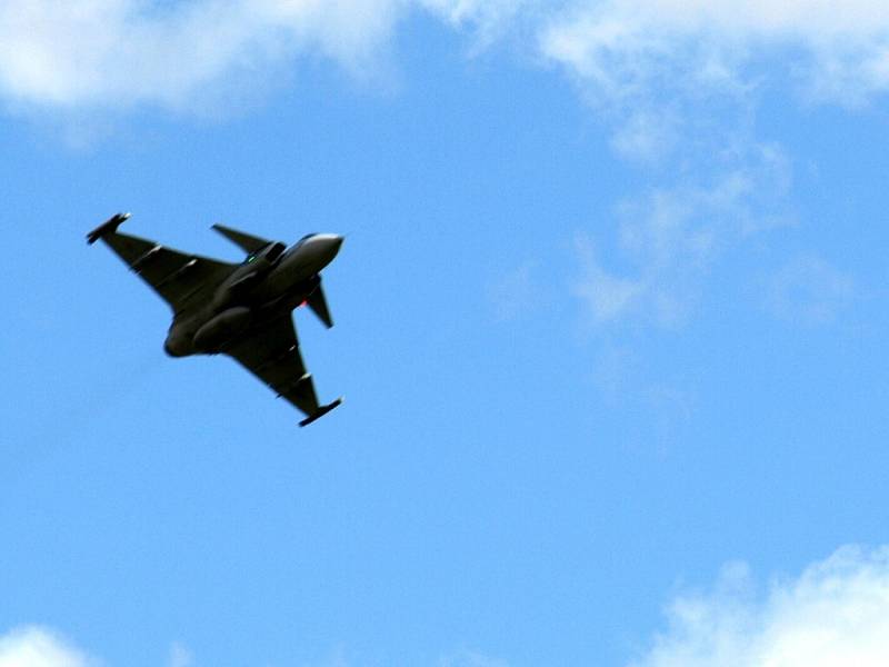 Stíhací letoun Gripen Armády České republiky nad chebským letištěm