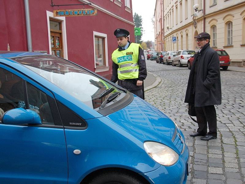 U chebské knihovny nalezli dělníci nevybuchlou munici. Prostor kolem nálezu policisté neprodleně uzavřeli. Odkláněli i dopravu. 