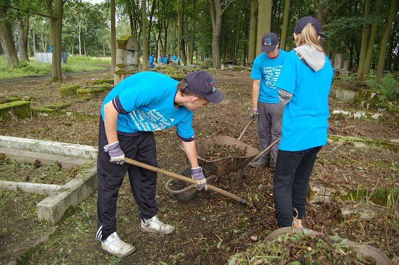 Německé a polské děti pracují na úpravě okolí hrobů válečného hřbitova v Chebu