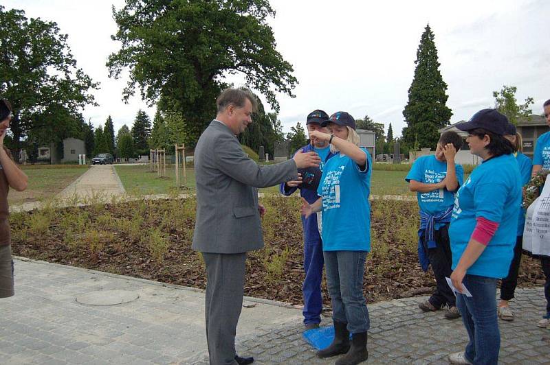 Německé a polské děti pracují na úpravě okolí hrobů válečného hřbitova v Chebu