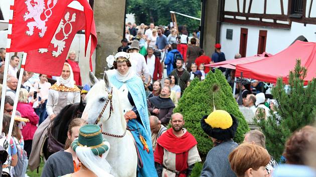 Rytíři, královna s králem, středověcí umělci a tradiční kuchyně zdobila v sobotu Hrad Seeberg.