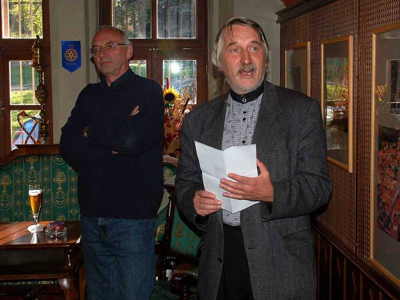 Zbyněk Illek (vpravo) a Jaromír Boháč při slavnostní vernisáži ve výstavních prostorách chebské galerie Bartholomeus
