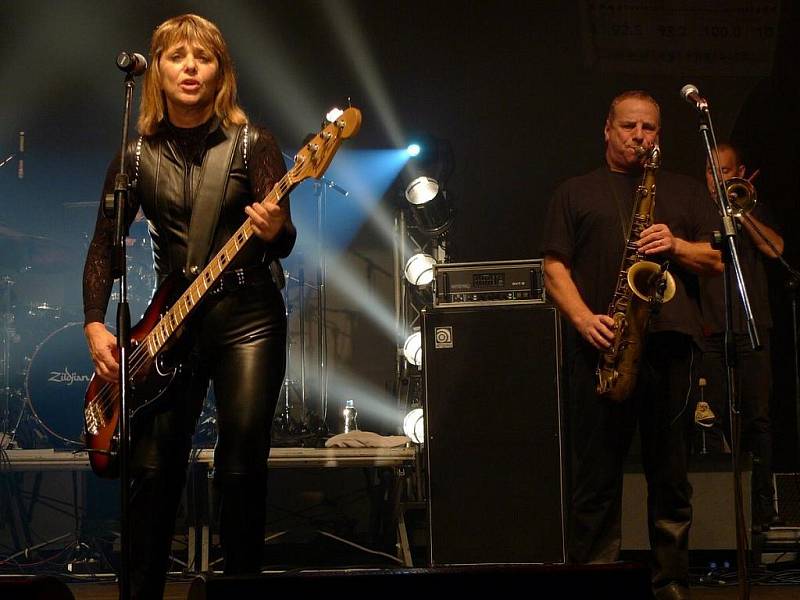 Cheb rozpálila americká rocková legenda Suzi Quatro. Předkapelou byla skupina Turbo.  