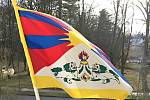 NA CHEBSKÉ radnici visí tibetská vlajka po devíti letech.